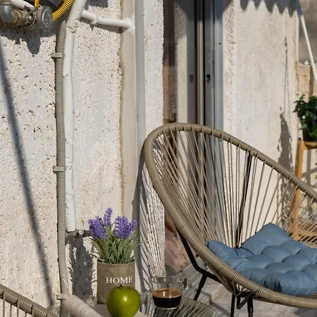 Rock White Lotus شقة